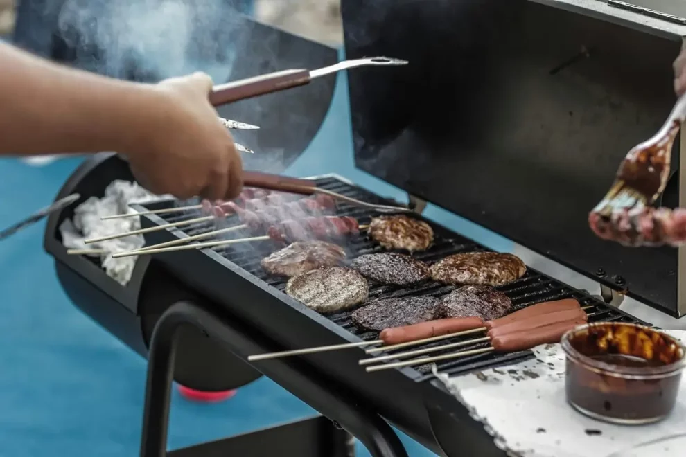Elektrische BBQ op een campingtafel, klaar om te grillen