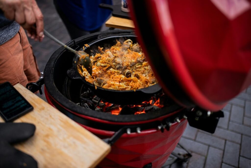 Kamado BBQ met houtskool en grillaccessoires