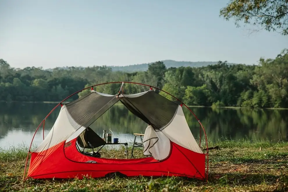 Of je nu op avontuur gaat in de natuur, een roadtrip maakt of gewoon een weekendje weg bent, een opvouwbare waterkoker kan je leven een stuk eenvoudiger maken.