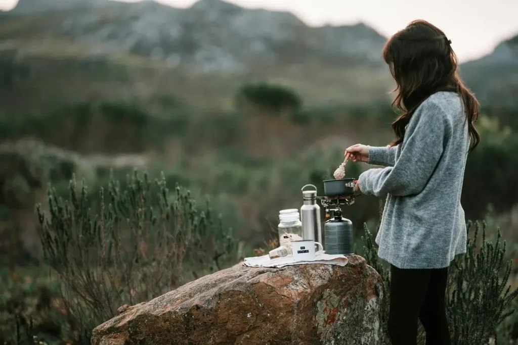 Een camping kooktoestel is een draagbaar apparaat ontworpen voor het koken op de camping of tijdens outdoor avonturen.
